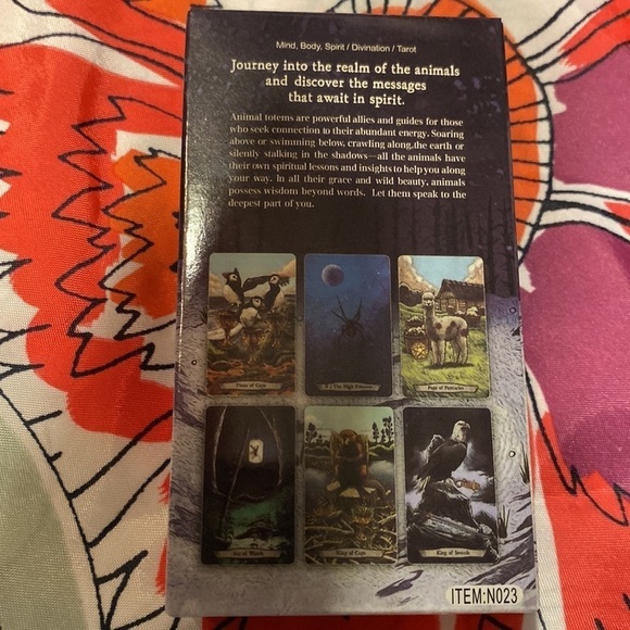 Animal totem tarot deck by Leeza Robertson illustrated by Eugene Smith - Picture 2 of 3